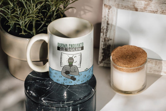 Caneca "Durma Enquanto Eles Trabalham" - Mano Mascarado: Z - O (Pré venda) - Z•Stores